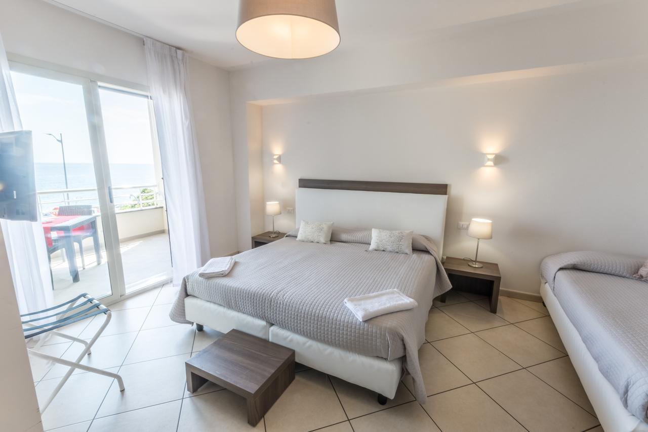 Riva Del Sol Bed and Breakfast Santa Teresa Di Riva Buitenkant foto